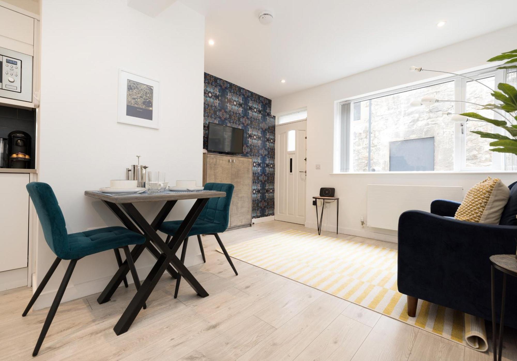 Stylish Mews House Old Town 1-br With Parking Appartement